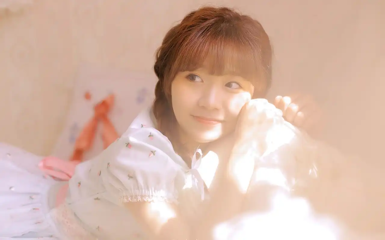 甜美笑容碎花裙小姐姐的桌面壁纸