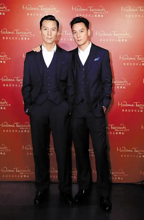 女儿raven十分可爱吴彦祖忍不住也掏出手机与蜡像自拍合照摄/魏辉自从