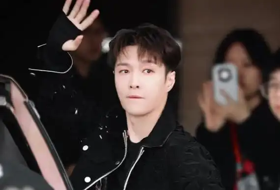 张艺兴拒绝手下女团外面陪酒本人公开怒怼媒体不让穿短裙表演