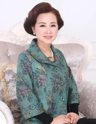 五十岁烫什么头发 50岁女人显年轻烫发发型图片