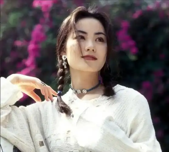 1996年,王菲拍杂志封面的照片,不得不说长发时期挺有女人味的|上衣