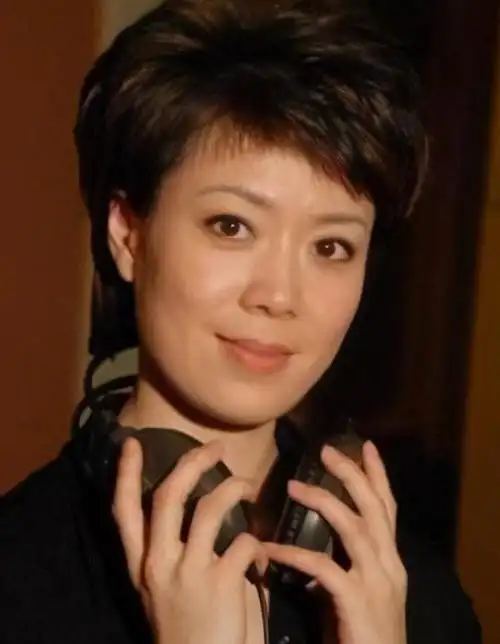 昔日央视女主播李文静,播报新闻时打哈欠,不雅手势引起热议