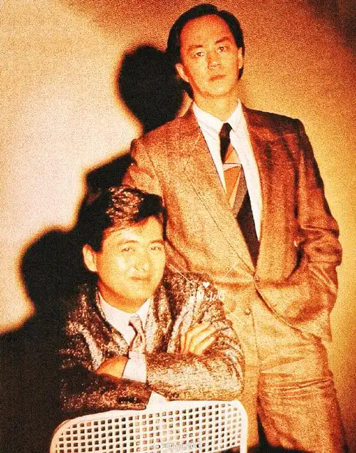 周润发#周润发# 狄龙#狄龙#【英雄本色】宣传照,不做大哥,做兄弟,当年