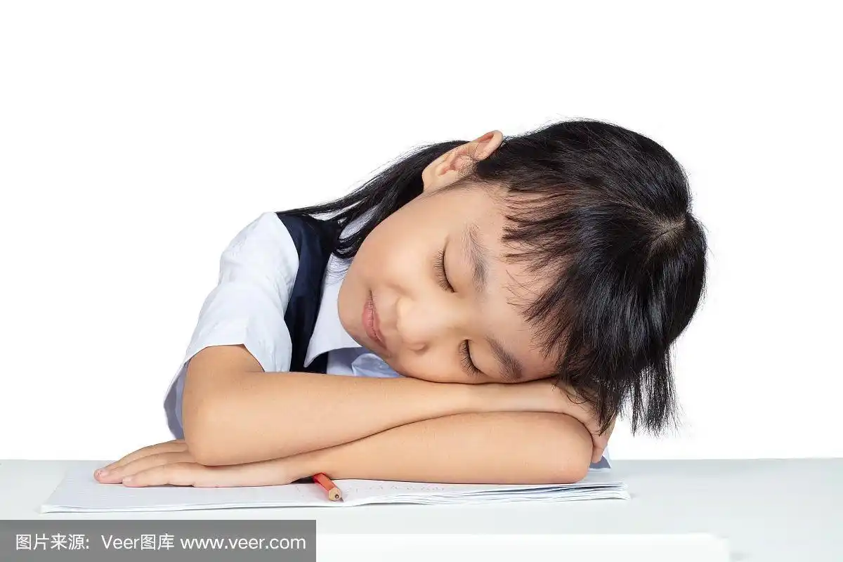 穿着校服的亚洲华人小女孩睡在桌子上