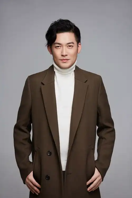 张博新春大片上线气质俱佳展现暖男魅力