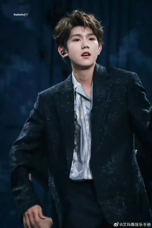 王源回重庆不回家住的原因##王俊凯成都人气