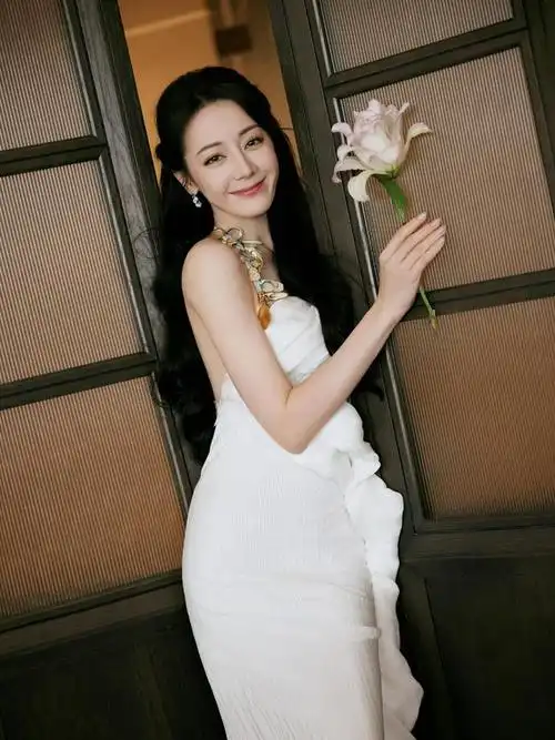 迪丽热巴白色礼服让人为之沉醉|蕾丝|女神_网易订阅