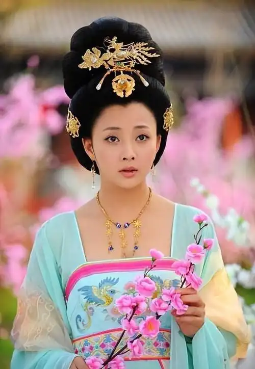 殷桃,这位重庆出生的女演员,自幼便带着一股假小子的闯劲,让她的父母