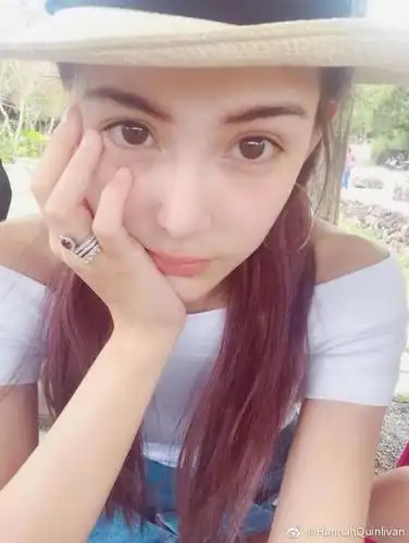 昆凌惬意荡秋千笑容纯美 牛仔衣穿一半露白皙美背