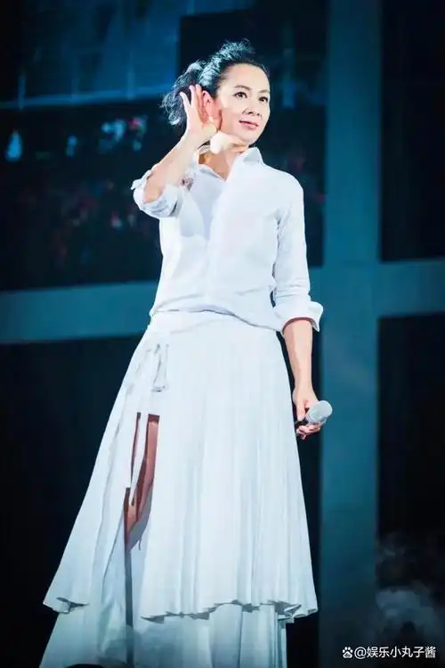 刘若英在网上晒素颜照,吐露心声,当职业妈妈累的想骂人,引热议