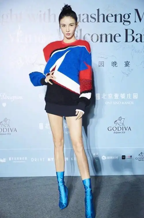 张蓝心一身银走红毯,够高了还穿细针鞋,网友:小腿肌肉很发达!