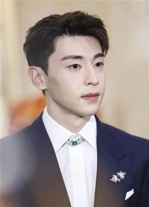 如今的邓伦成功跻身一线,还有幸与女神同台.