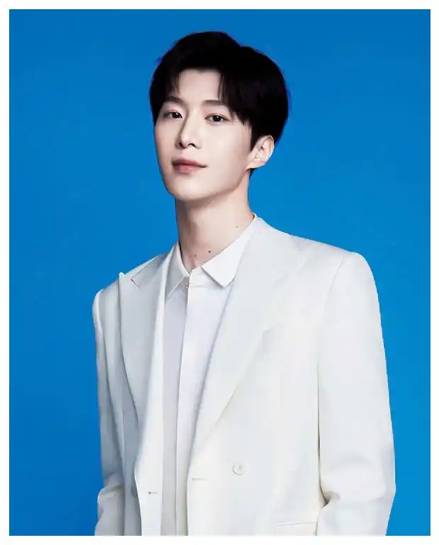 小丞少爷蓝底白衣证件照素材有 女友粉速来打印放进钱包吧