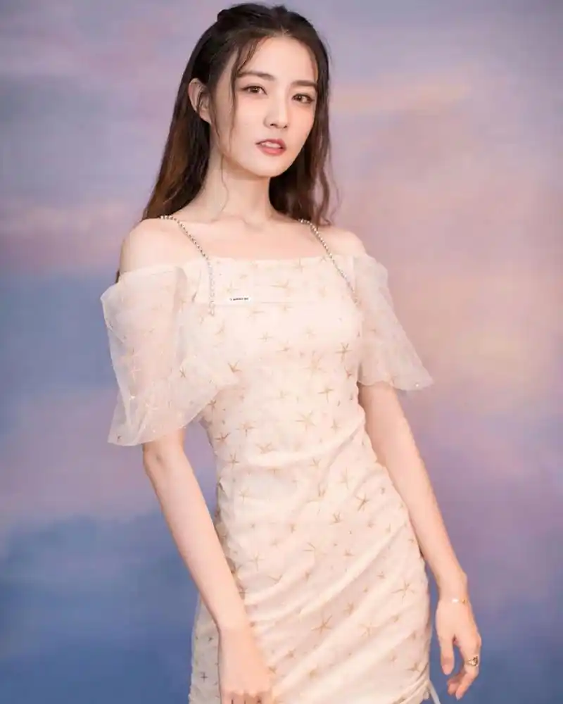 徐璐# 一袭淡黄色少女风吊带裙,婀娜多姿的身材,甜美清纯的容颜,香肩