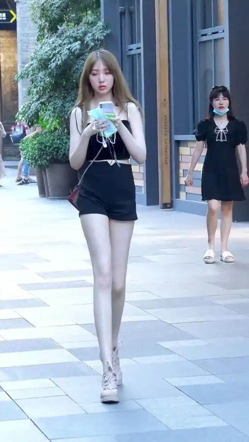 白的发光的小姐姐,这肤色连很多路过的女生都十分羡慕