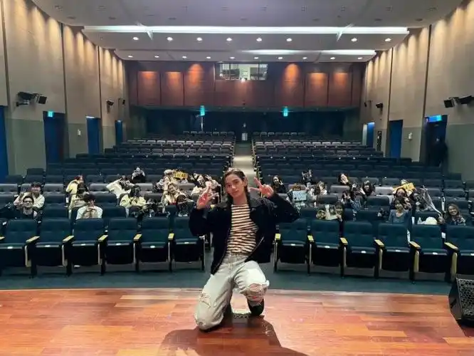 黄旭熙晒与粉丝大合照