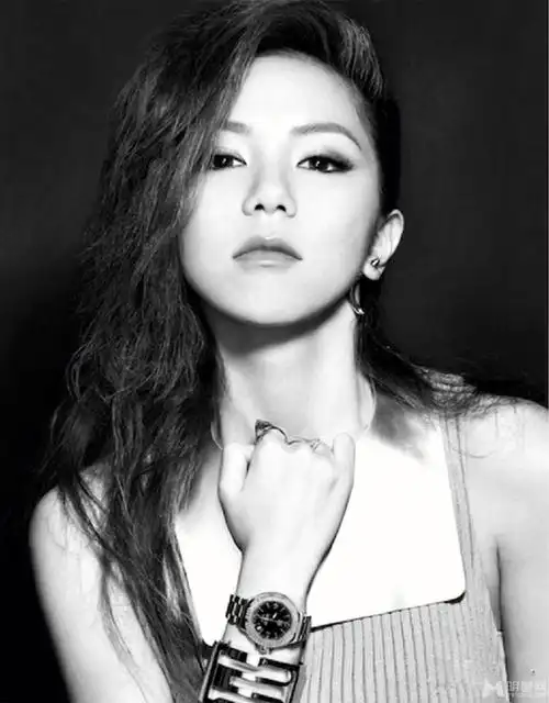邓紫棋多彩的生活都需要黑白打底