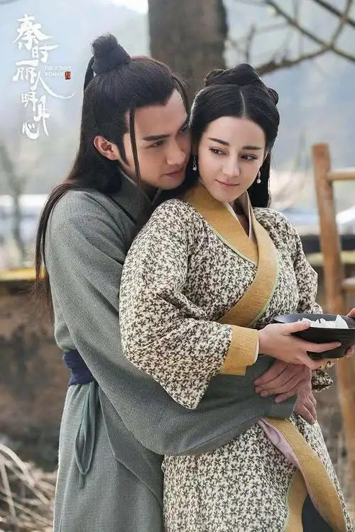 迪丽热巴跟张艺兴春晚对视一下就上热搜?她炒过的cp原来这么