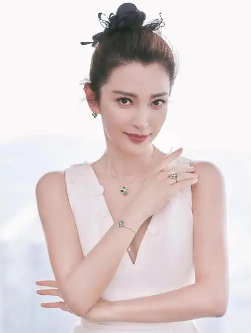 50岁李冰冰脸垮了皮肤黑黄满脸皱纹超显老脚踩恨天高仍矮小