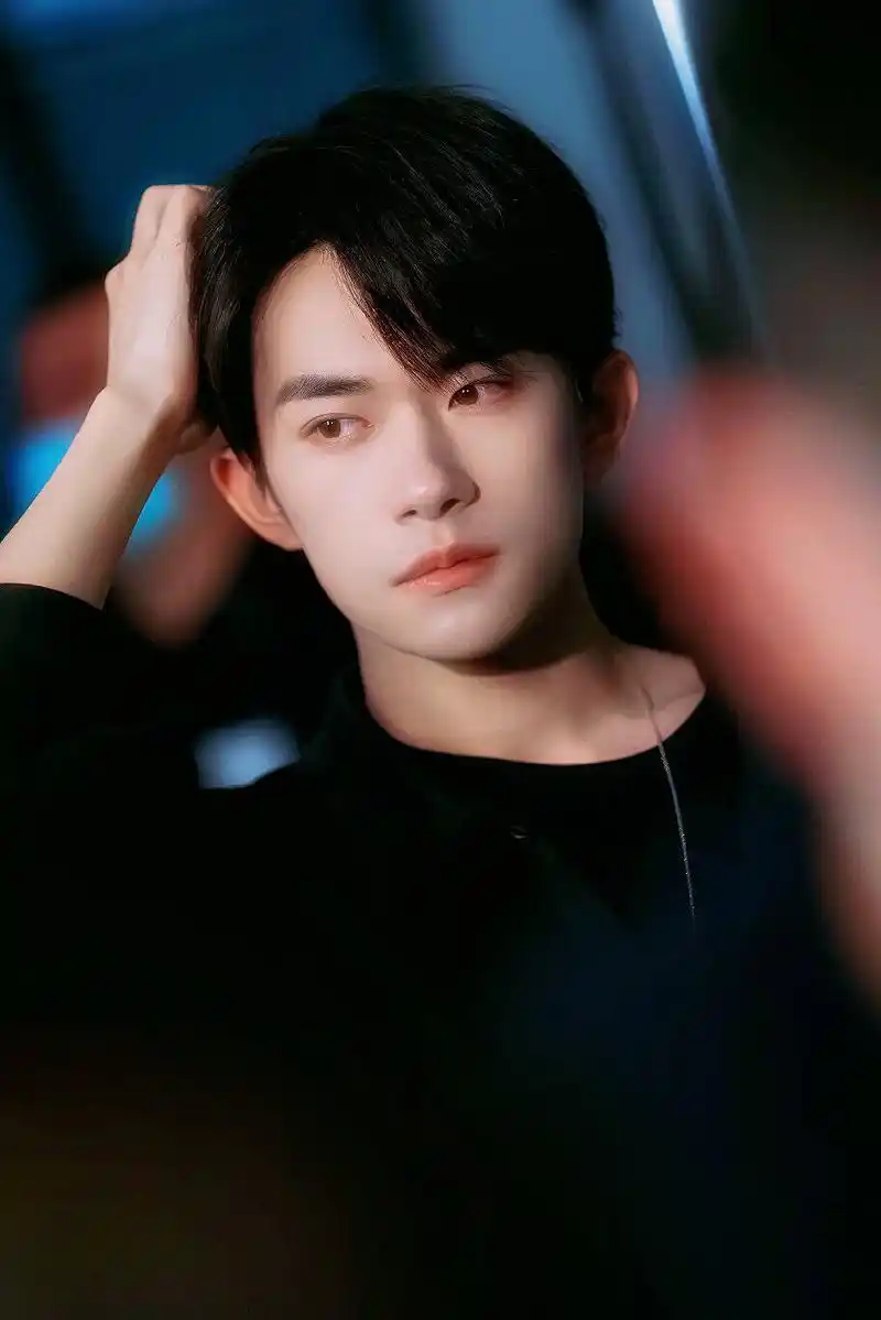 易烊千玺精美壁纸合集,颜值与才华集聚一身的美少年