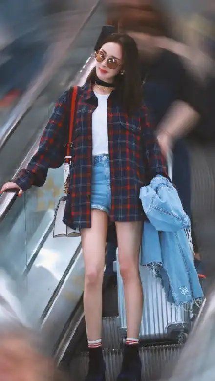 杨幂下班被路人拍照,尽显完美身材,腿长腰细根本不需要p图