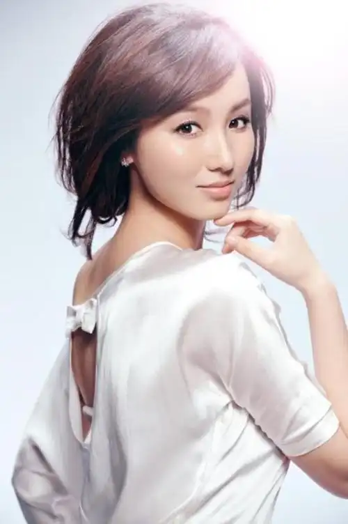 明星图片美女吕一长相甜美写真热辣美女文章小虾米