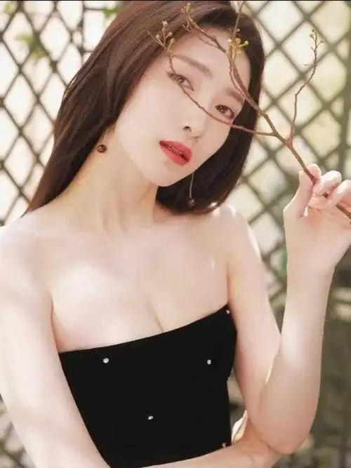 江疏影真是又欲又正穿紧身抹胸短裙凹造型一举一动好撩人