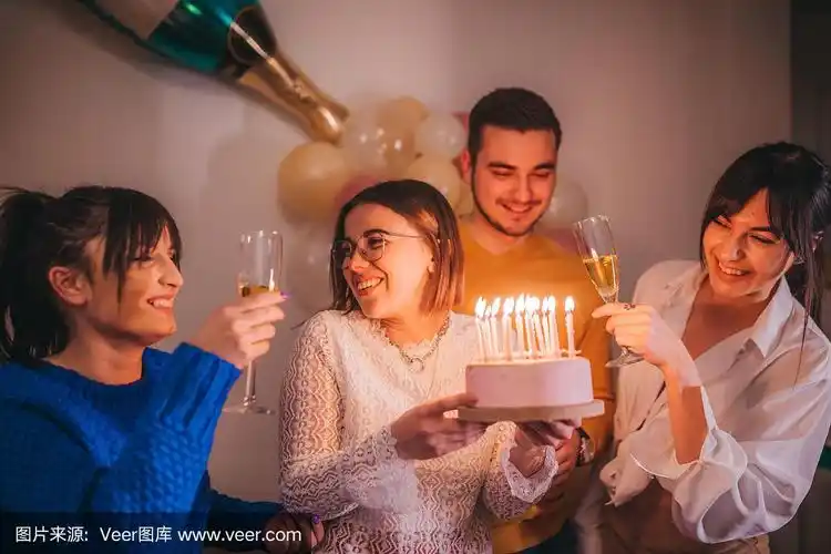 朋友们用蛋糕庆祝生日