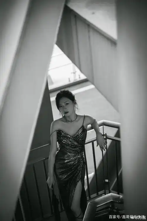 万茜,吊带深v礼服裙,精致美背,修长的细腿,各种角度都耐看