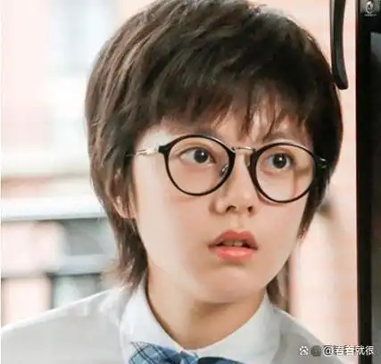 国民妹妹张子枫凭一滴泪走红6岁被冯小刚称赞徐峥夸她天才