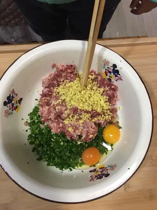 今天外婆就早早的准备好了,包饺子的材料.是鸡蛋,韭菜,猪肉馅.
