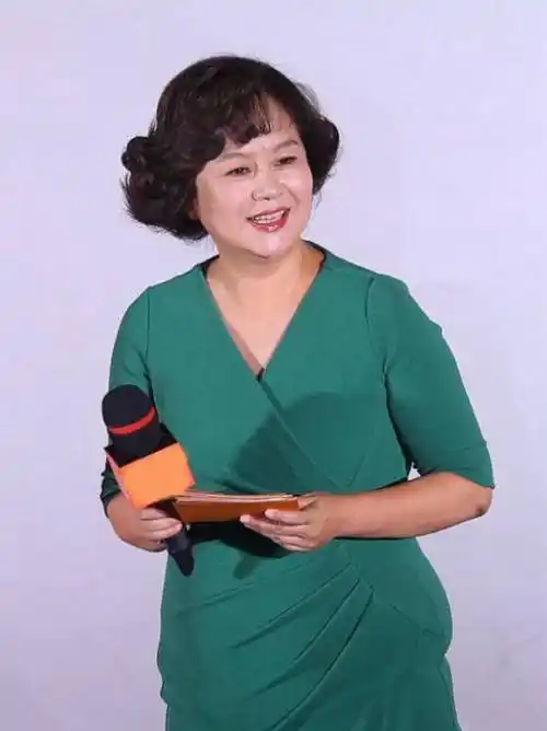 为了爱情下嫁鞋店老板,又带着儿子嫁给富豪,如今56岁活出自我_鞠萍