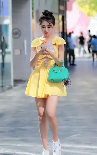 初秋时节黄色连衣裙搭配厚底小白鞋展现甜美的青春气息
