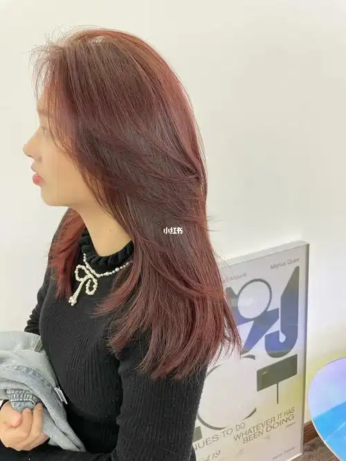 长发女生发型豆沙粉棕色