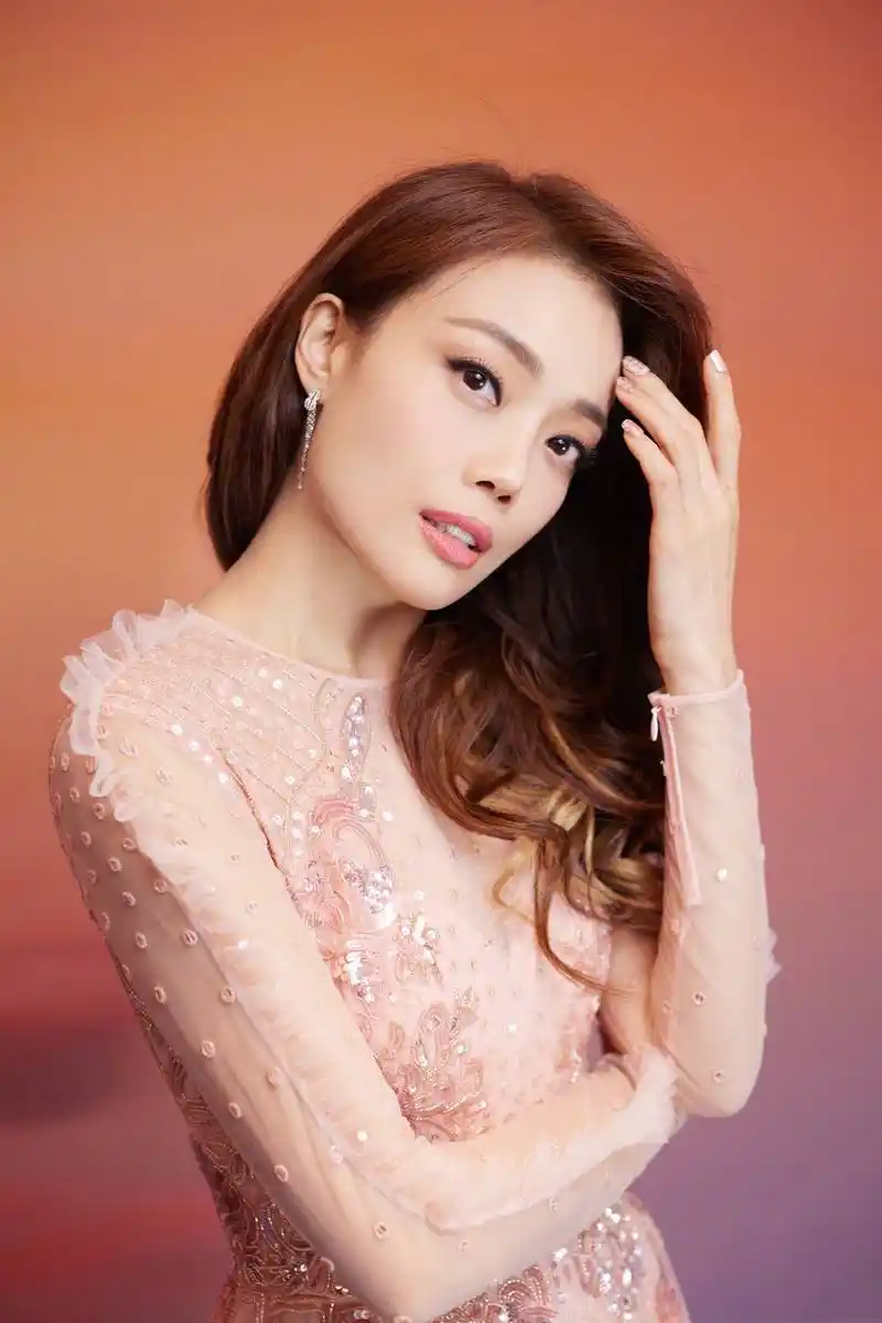 容祖儿亮相大湾区中秋电影音乐晚会献唱歌曲国家恢弘大气