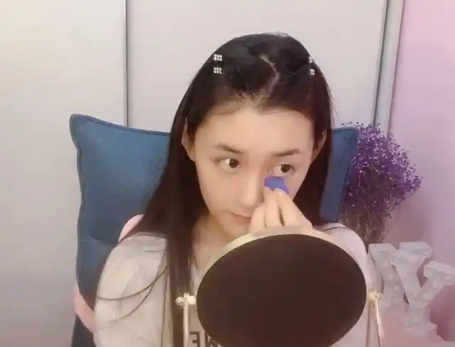 蒋依依直播化妆谁注意她的粉底液用量我没看错吧