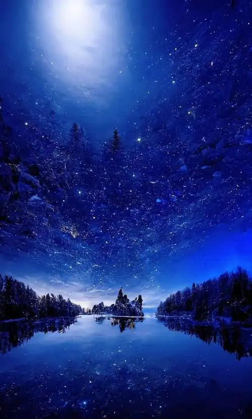 蓝色的星空中,繁星点点,亮如钻石,它们散发着温和的光芒,照亮了夜晚的