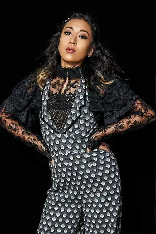 吉克隽逸在个人微博上曝光了一组在某演唱会的现场照片,镂空蕾丝衬衫