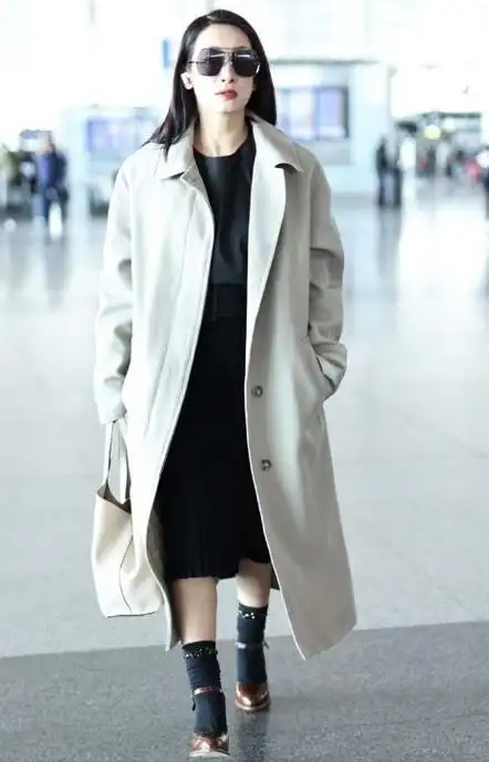 秦海璐脚踩咖啡色尖头高跟鞋,整个人的个子都变高挑了,走路的时候很有