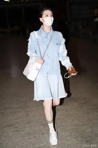刘诗诗机场街拍,chanel牛仔外套 半裙清新耐看