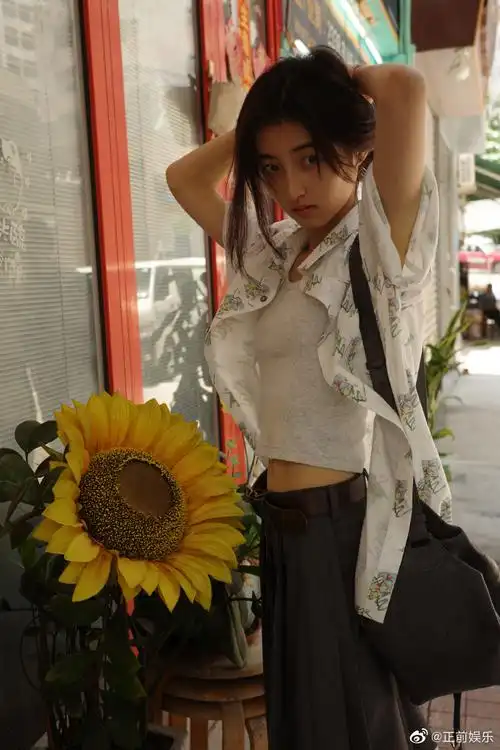 张子枫街角随拍##张子枫侧颜随拍