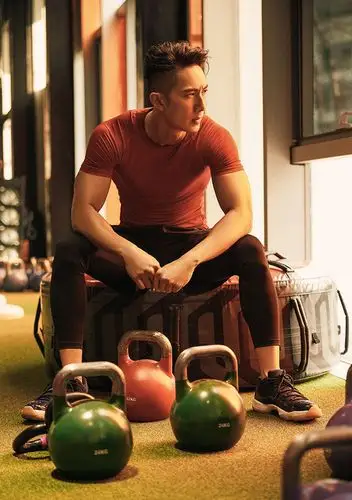 吴尊健身房健身写真图片