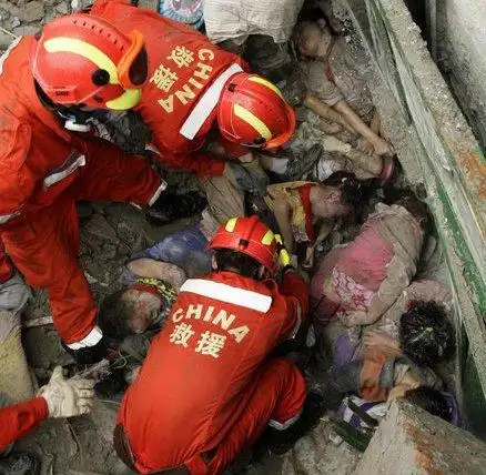 四川省地震现场震撼照片,忍不住落泪