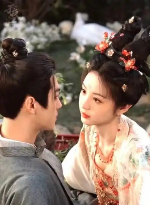 《子夜归》情人节花絮好甜,田曦薇古装难掩好身材,和许凯深情对视拉丝