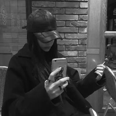 2021黑白孤傲高冷女生头像清晰图片