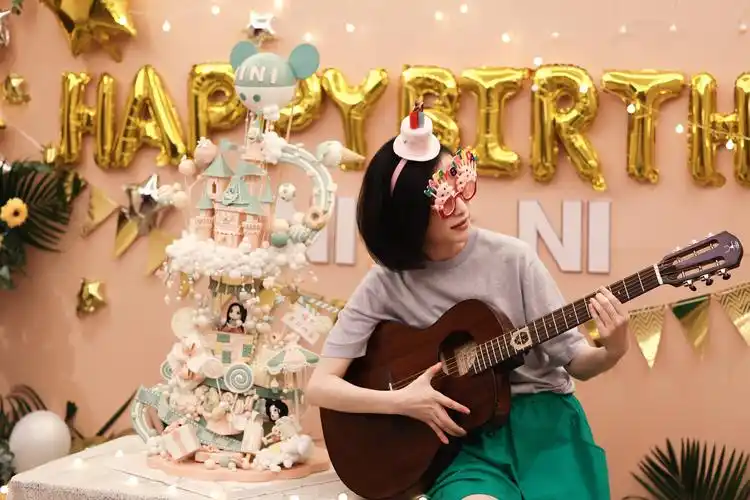 倪妮生日派对现场温馨有爱 抱吉他摆拍笑容灿烂