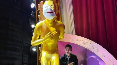 哈哈哈哈熊梓淇模仿小金人的表情姿势简直是一模一样呀