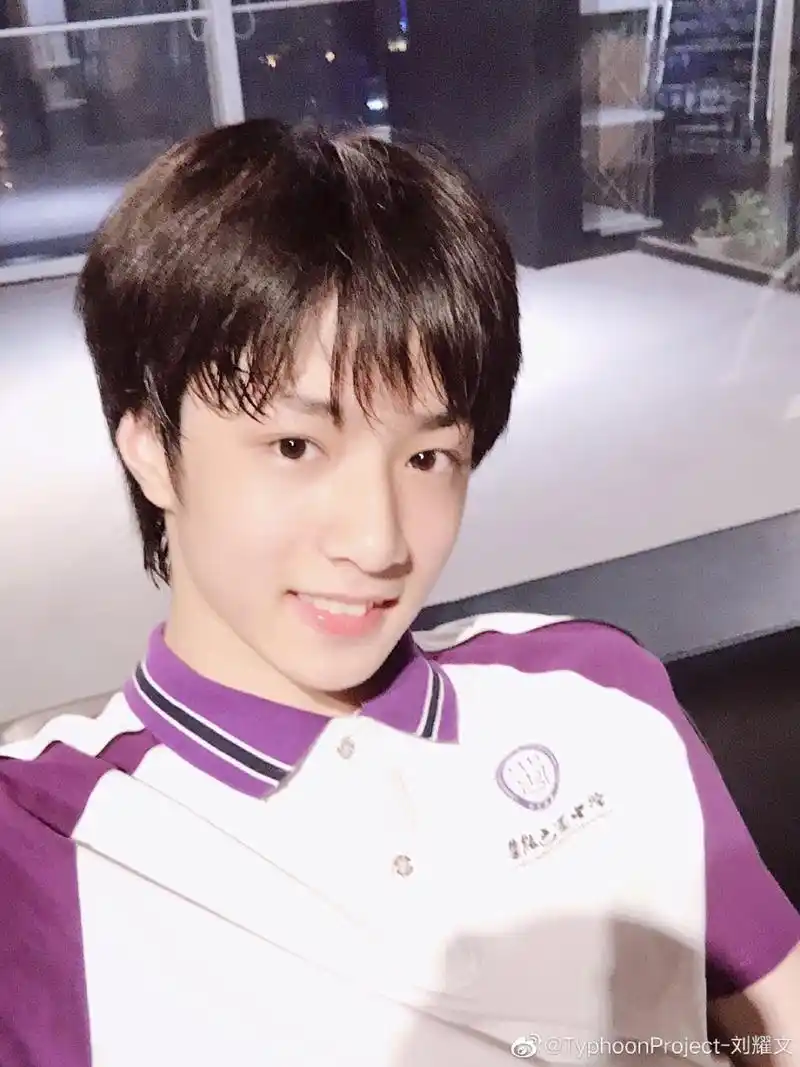 豆姐热议 学生时期的男生都长一个样   为什么遇不