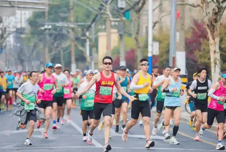 2024上海苏州河半程马拉松赛跑进烟火里耀动申活力