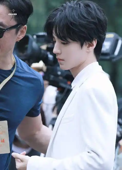 路人看到王俊凯的表情千奇百怪,太真实了,网友:看到帅哥时的我_穿着